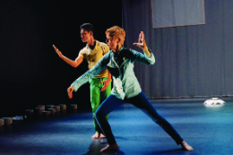 Imagem: bailarinos Riki van Falken e Naim Syahrazad se apresentam na Bienal Internacional de Dança
