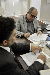 Imagem: Reitor Jesualdo Farias e Superintendente da SPU, Jorge de Queiroz, assinam convênio para cessão do imóvel (Foto: Rafael Cavalcante)