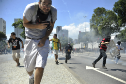 Imagem: A cobertura dos meios de comunicação sobre a onda de protestos também foi alvo de manifestações em 2013 (Foto: Fernando Frazão/ABr)