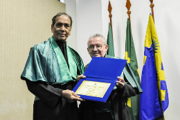 Imagem: Professor Vietla Rao recebe homenagem das mãos do Vice-Reitor Henry Campos (Foto: Ribamar Neto)