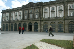 Imagem: Reitoria da Universidade do Porto, opção para estudar em Portugal (Foto: wikimedia.org)