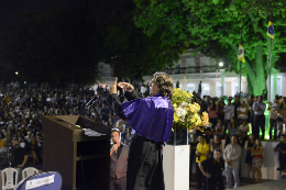 Imagem: Prof. Francisco Sérvulo Gomes Lima fez seu discurso na Língua Brasileira de Sinais (LIBRAS) (foto: Jr. Panela)
