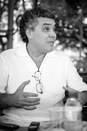 Imagem: O jornalista, compositor e escritor Flávio Paiva é um dos entrevistados da Revista Entrevista nº 31 (Foto: Thamires Oliveira/Divulgação)