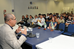 Imagem: O Prof. Jesualdo Farias falou sobre o tema "Campus da UFC em Crateús: a base para o desenvolvimento tecnológico da região" (Foto: Arlindo Barreto)