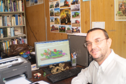 Imagem: Prof. Daniel Albiero (Dep. Eng. Agrícola) inventou a Colhedora Multifuncional de Hortículas (Foto: Divulgação)