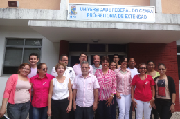 Imagem: Equipe da Pró-Reitoria de Extensão se vestiu de rosa para lembrar o início da campanha (Foto: Divulgação)