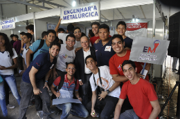 Imagem: Os estudantes de Engenharia Metalúrgica e o Reitor Jesualdo Farias (Foto: Ribamar Neto)