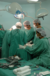 Imagem: Equipe do Hospital Universitário Walter Cantídio durante transplante de fígado