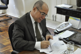 Imagem: Reitor Jesualdo Farias assina edital para contratação de professor titular livre (Foto: Guilherme Braga)