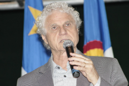 Imagem: Professor Cipriano Luckesi durante palestra