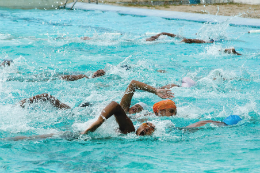 Imagem: Pessoas nadando na piscina do Iefes, no Campus do Pici (Foto: Jr. Panela) 