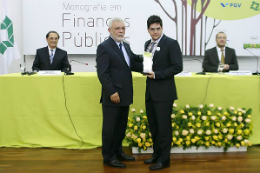 Imagem: Marcelino Batista Guerra Junior recebe prêmio da Esaf (Foto: Divulgação)