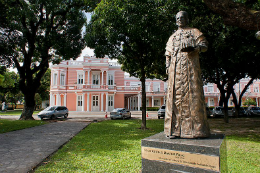 Imagem: Reitoria da UFC, com estátua de bronze do seu fundador, Antônio Martins Filho, em primeiro plano (Foto: Jr. Panela)