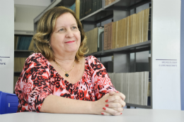 Imagem: Regina Teófilo, servidora da Biblioteca do CAAEN, voltou a estudar e já concluiu a especialização (Foto: Guilherme Braga)