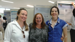 Imagem: Profª Joana D’arc (ao centro) e alunas na apresentação do TCC (Foto: Arquivo Pessoal)