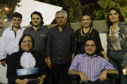 Imagem: O concludente de Computação Lucas Mourão, com a família: ele agora se prepara para o Mestrado (Foto: Jr. Panela)