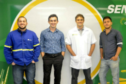 Imagem: Rodrigo Ramos, Matheus Paulino, Necy Alves e Marcos Daniel, engenheiros metalurgistas formados pela UFC (Foto: Giovanni Santos / Agência CNI de Notícias)