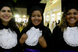 Imagem: Graduadas em Biblioteconomia, Bianca, Gerlane e Jardênia comemoraram a conclusão do curso (Foto: Jr. Panela)