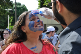 Imagem: No Campus do Pici, aprovados no Sisu foram recebidos por alunos veteranos em brincadeiras com tintas (Foto: Guilherme Braga)