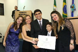 Imagem: Antônio Gomes (ao centro) e os filhos Maria Clara Ximenes Gomes e João Lucas Ximenes Gomes, a esposa Sônia Maria Ximenes Gomes (esquerda) e a vereadora Germana Soares (direita) (Foto: Divulgação)
