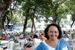 Imagem: Profª Lúcia Rejane Araújo ministra disciplinas de Ioga e Meditação (Foto: Divulgação)