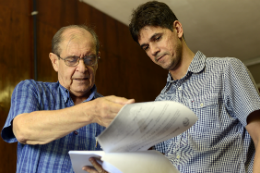 Imagem: Os professores Lindberg Gonçalves e Hélio Miranda receberam a inscrição da chapa (Foto: Jr. Panela)