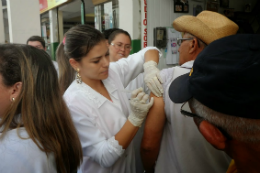 Imagem: Aluna aplica injeção em morador de Sobral, onde o curso aconteceu em 2014 (Foto: Divulgação)