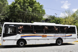 Imagem: Ônibus que circulam pelos campi da UFC têm horário diferenciado durante as férias acadêmicas (Foto: Ribamar Neto)