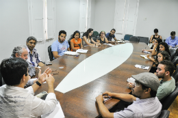 Foto dos estudantes na mesa junto com o Vice-Reitor e demais representantes da Universidade (Foto: Ribamar Neto)