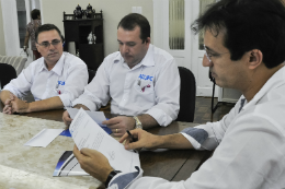 Imagem: Professores Leonardo de Almeida e Ênio Pontes entregam documento ao Prof. Custódio Almeida (Foto: Ribamar Neto)