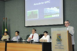 Imagem: Reitor discursando durante evento de lançamento do Anuáruio Estatístico da UFC 2015