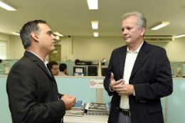Imagem: Ministro André Figueiredo junto com o professor Rodrigo Portal durante visita a laboratório no Campus do Pici Prof. Prisco Bezerra