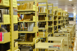 Imagem: Prateleiras com livros em uma biblioteca da UFC