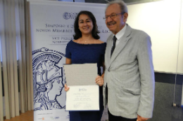 Imagem: Professora Kyria Santiago do Nascimento recebendo diploma da Academia Brasileira de Ciências