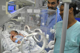 Foto de casal olhando bebê na incubadora (Foto: Divulgação)
