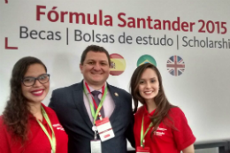 Imagem: Maria Ellen do Nascimento Henrique, Prof. Rogério Masih e Isadora Nogueira Mangualde (Foto: Prof. Rogério Masih)