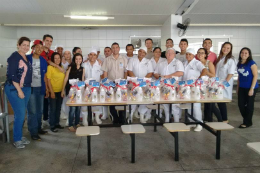 Imagem: Estudantes falam sobre a importância do trabalho da equipe do RU e entregam presentes (Foto: Divulgação)