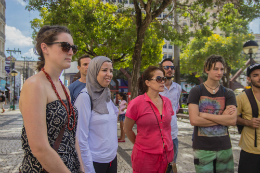 Imagem: Estrangeiros que fizeram o treinamento em 2015 visitam a Praça do Ferreira