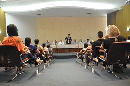 Imagem: Prof. Custódio de Almeida saúda os 120 profissionais que tomaram posse (foto: Divulgação)