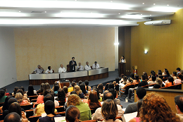 Imagem: Prof. Custódio de Almeida saúda os 120 profissionais que tomaram posse