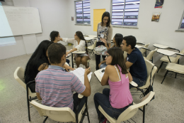 Imagem: Bolsistas de Iniciação Acadêmica em discussão de grupo