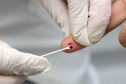 Imagem: Dedo sendo perfurado em teste rápido para detecção de HIV