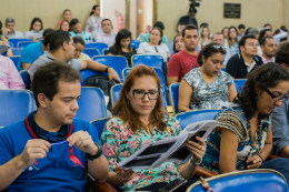 Imagem: Servidores atentos no curso realizado no auditório da Reitoria