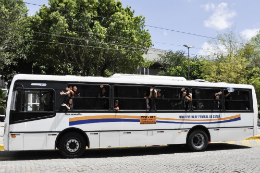 Imagem: Ônibus intracampus no Pici em frene à Biblioteca Central
