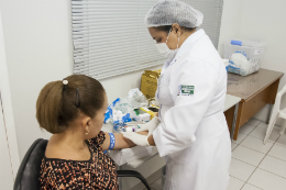 Imagem: Servidora faz coleta de exame laboratorial (Foto: Ribamar Neto / UFC)