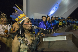 Imagem: Índia cacique Pequena disse estar orgulhosa por presenciar a formatura dos indígenas (Foto:  Jr. Panela/UFC)
