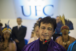 Imagem: O Prof. Custódio Almeida, Vice-Reitor no exercício da Reitoria, fez uma conclamação aos formandos (Foto: Jr. Panela/UFC)