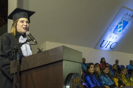 Imagem: Camila Nottingham de Lima, graduanda de Odontologia, escolhida para falar em nome de todos os formandos (Foto: Jr. Panela/UFC)