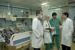 Imagem: Residentes conversam com médicos no Hospital Universitário Walter Cantídio