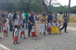 Imagem: Caminhada reuniu profissionais, familiares e crianças no Campus do Pici (Foto: Divulgação)